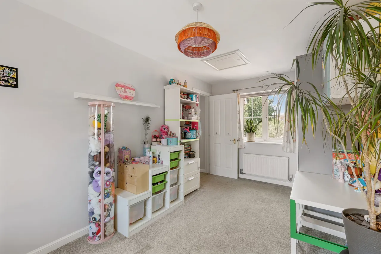 Carus Crescent, Highwoods, CO4, photo 14