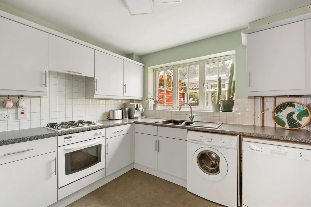 Carus Crescent, Highwoods, CO4, photo 3