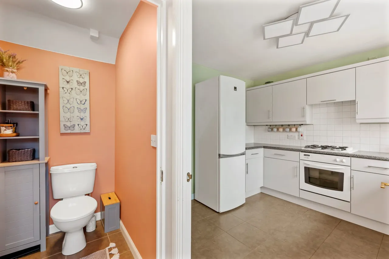 Carus Crescent, Highwoods, CO4, photo 7