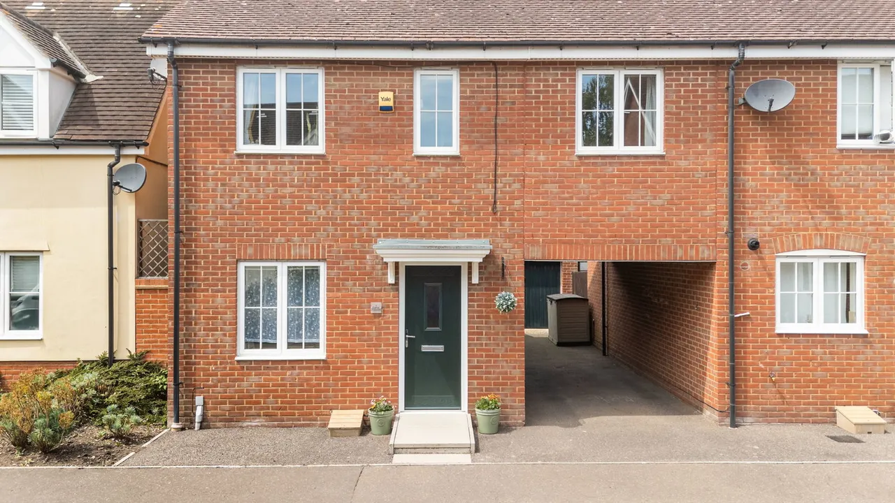 Carus Crescent, Highwoods, CO4, photo 22