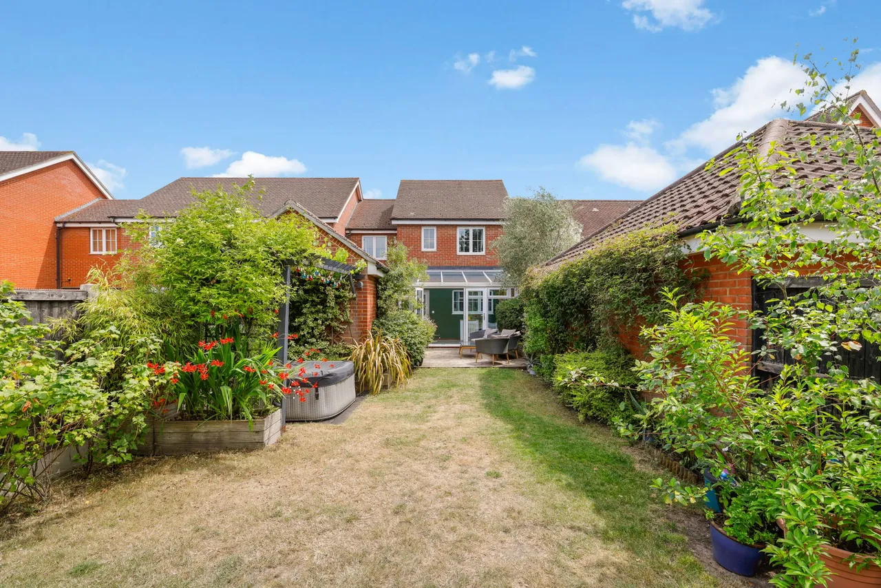 Carus Crescent, Highwoods, CO4, photo 18