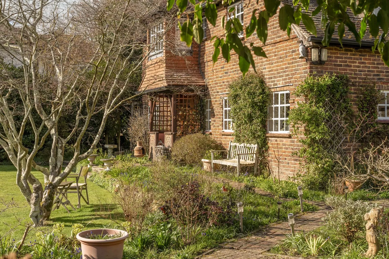 Dodsley Grove, Easebourne, GU29, photo 3