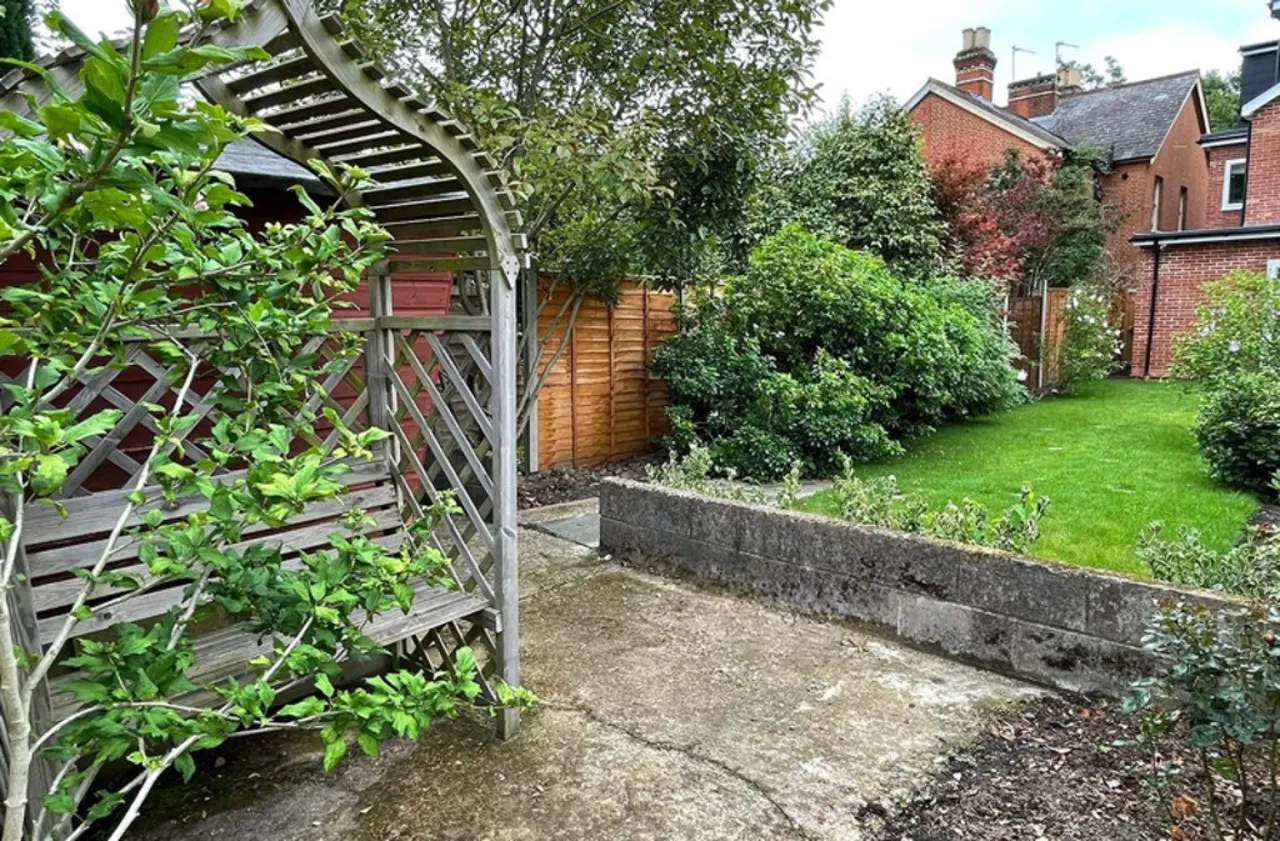 St. Judes Road, Englefield Green, photo 23