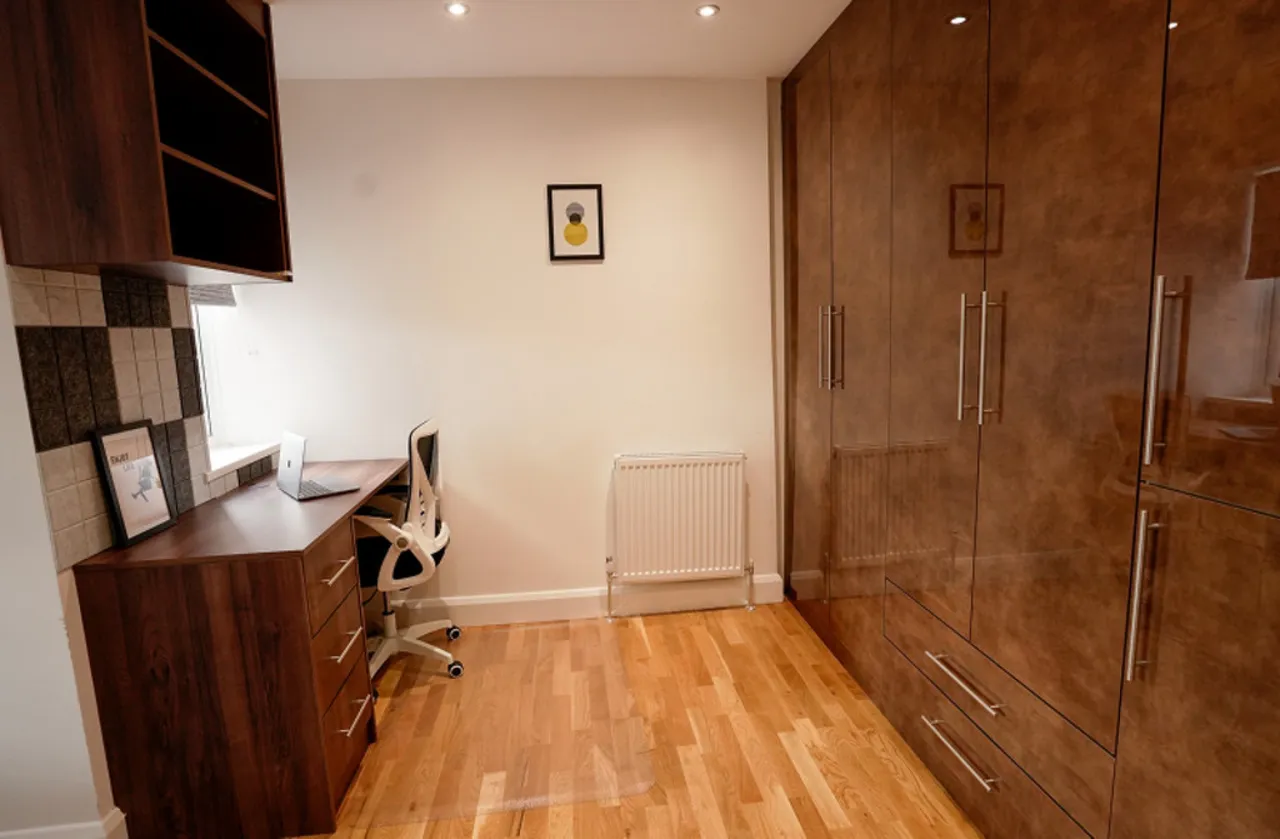 St. Judes Road, Englefield Green, photo 5