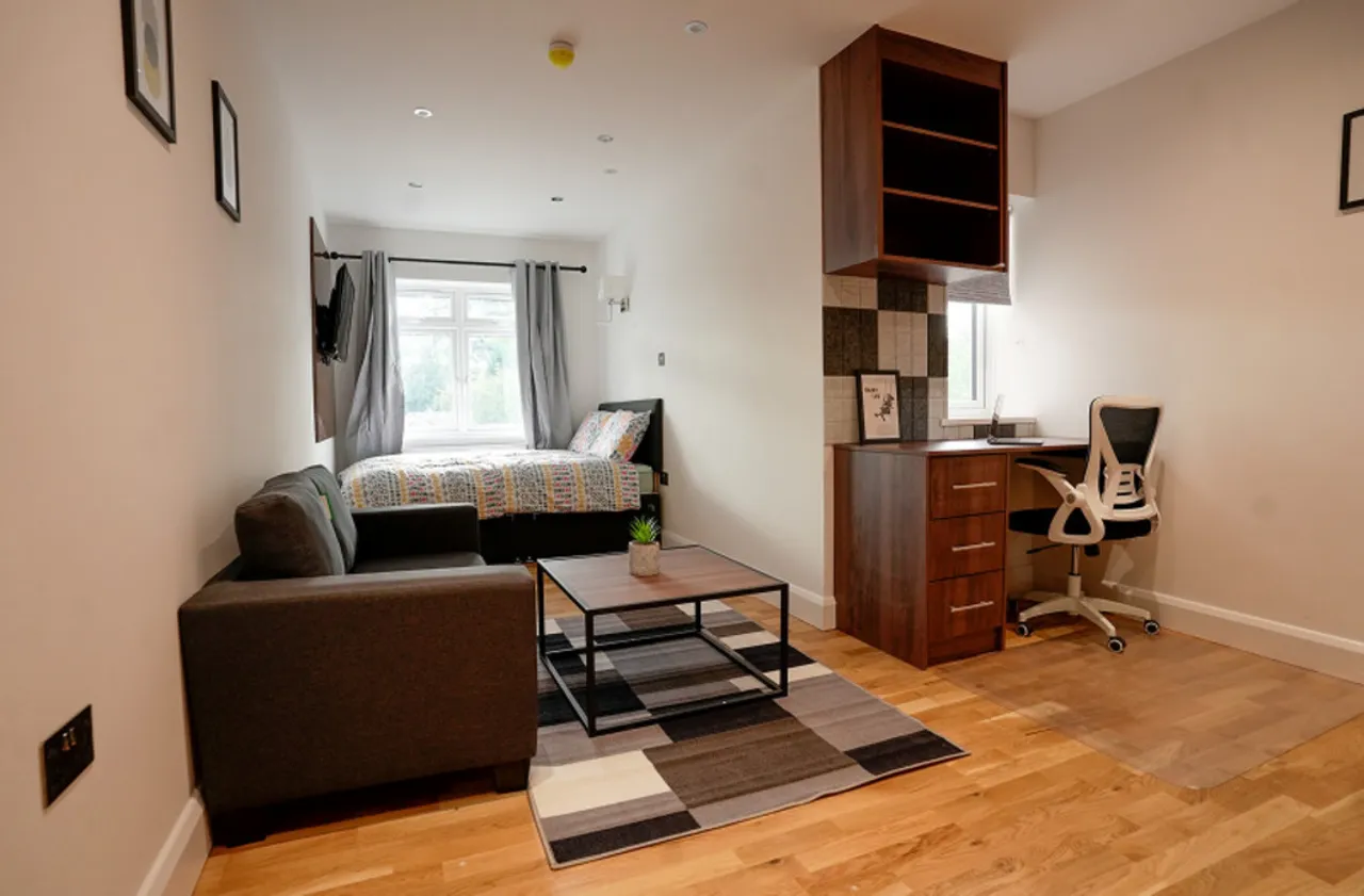 St. Judes Road, Englefield Green, photo 6