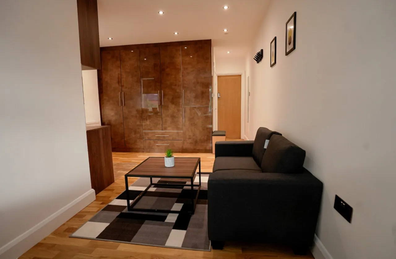 St. Judes Road, Englefield Green, photo 9