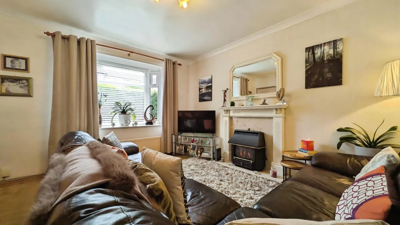 Larch Grove, Lees, OL4, photo 12