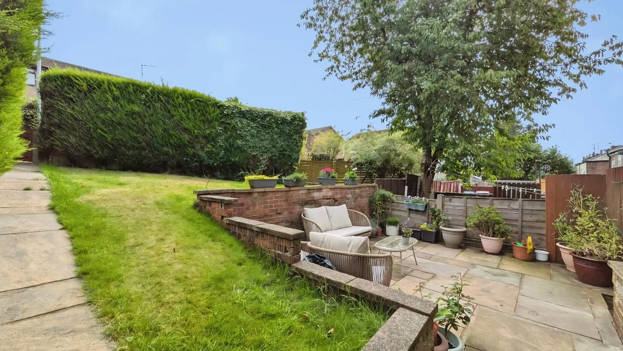 Larch Grove, Lees, OL4, photo 10