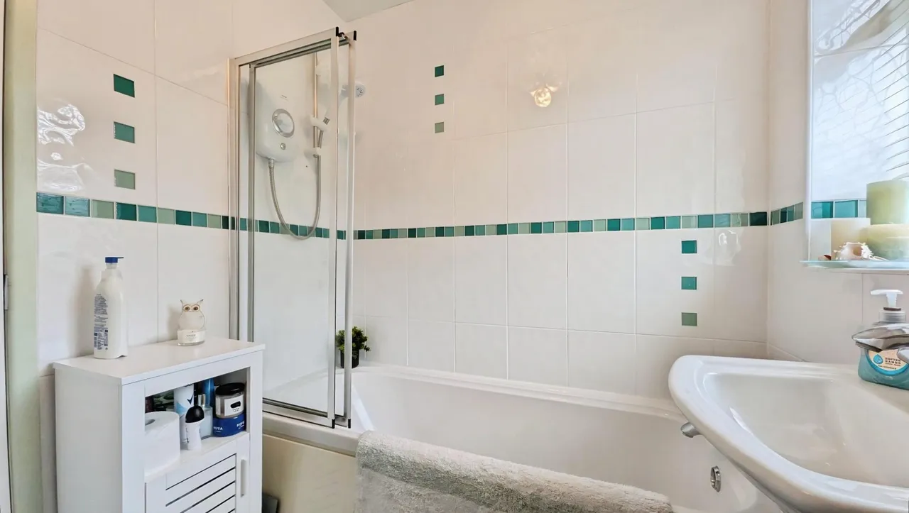 Larch Grove, Lees, OL4, photo 25