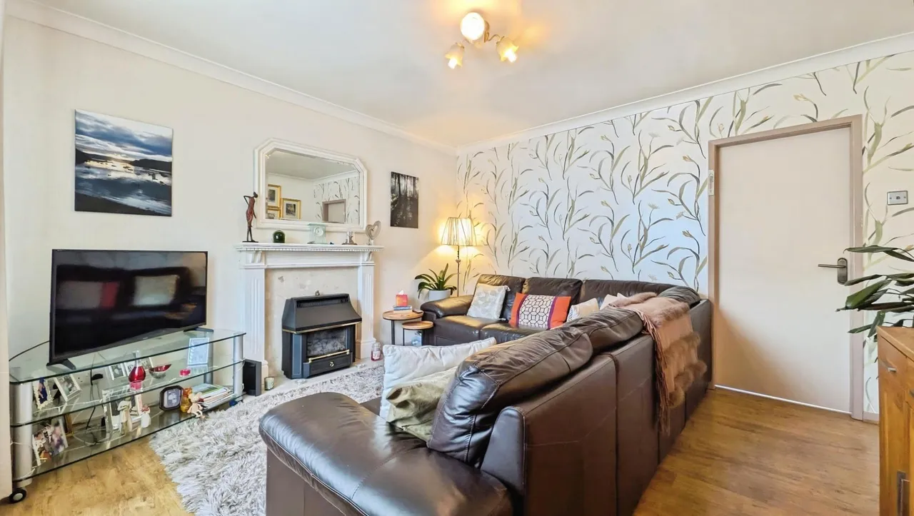 Larch Grove, Lees, OL4, photo 11