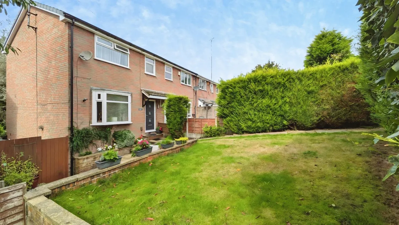 Larch Grove, Lees, OL4, photo 2