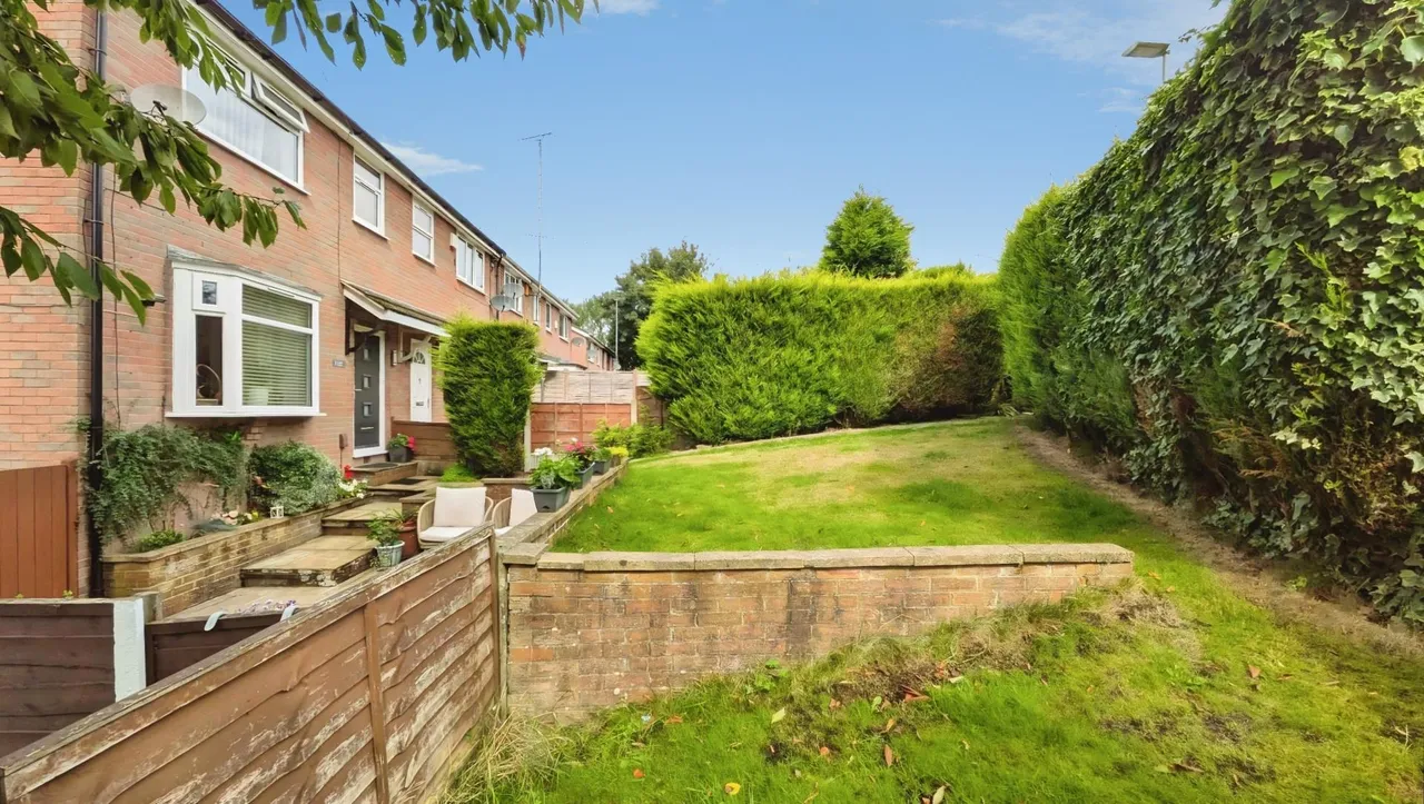 Larch Grove, Lees, OL4, photo 3