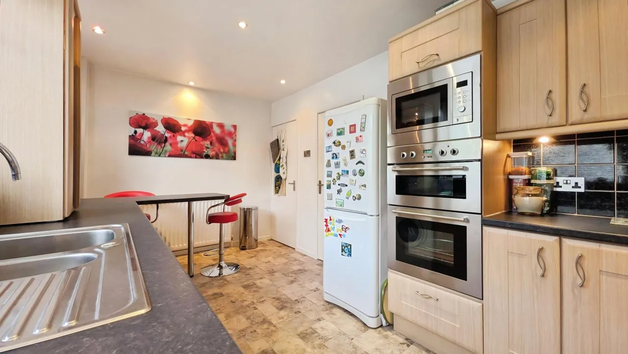 Larch Grove, Lees, OL4, photo 22