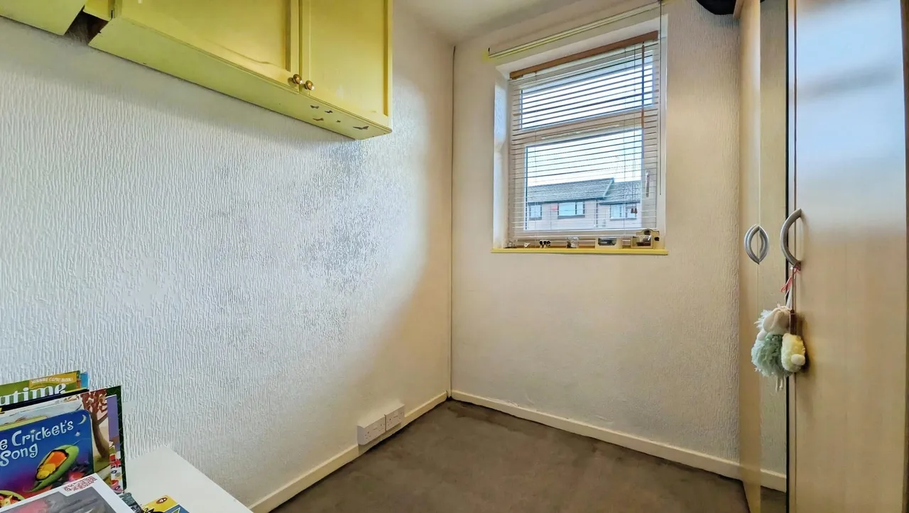 Larch Grove, Lees, OL4, photo 34
