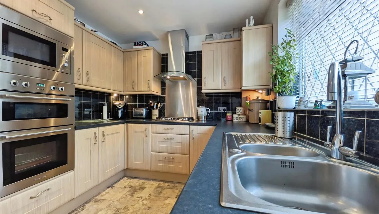 Larch Grove, Lees, OL4, photo 16