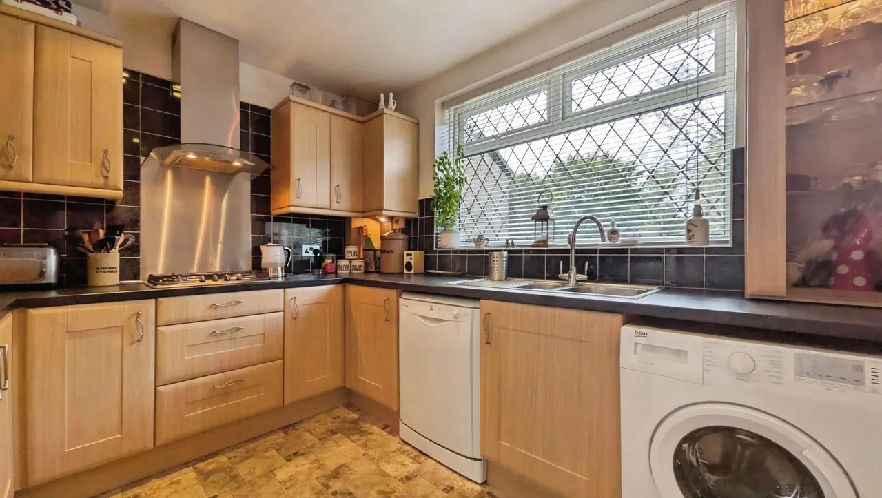 Larch Grove, Lees, OL4, photo 17