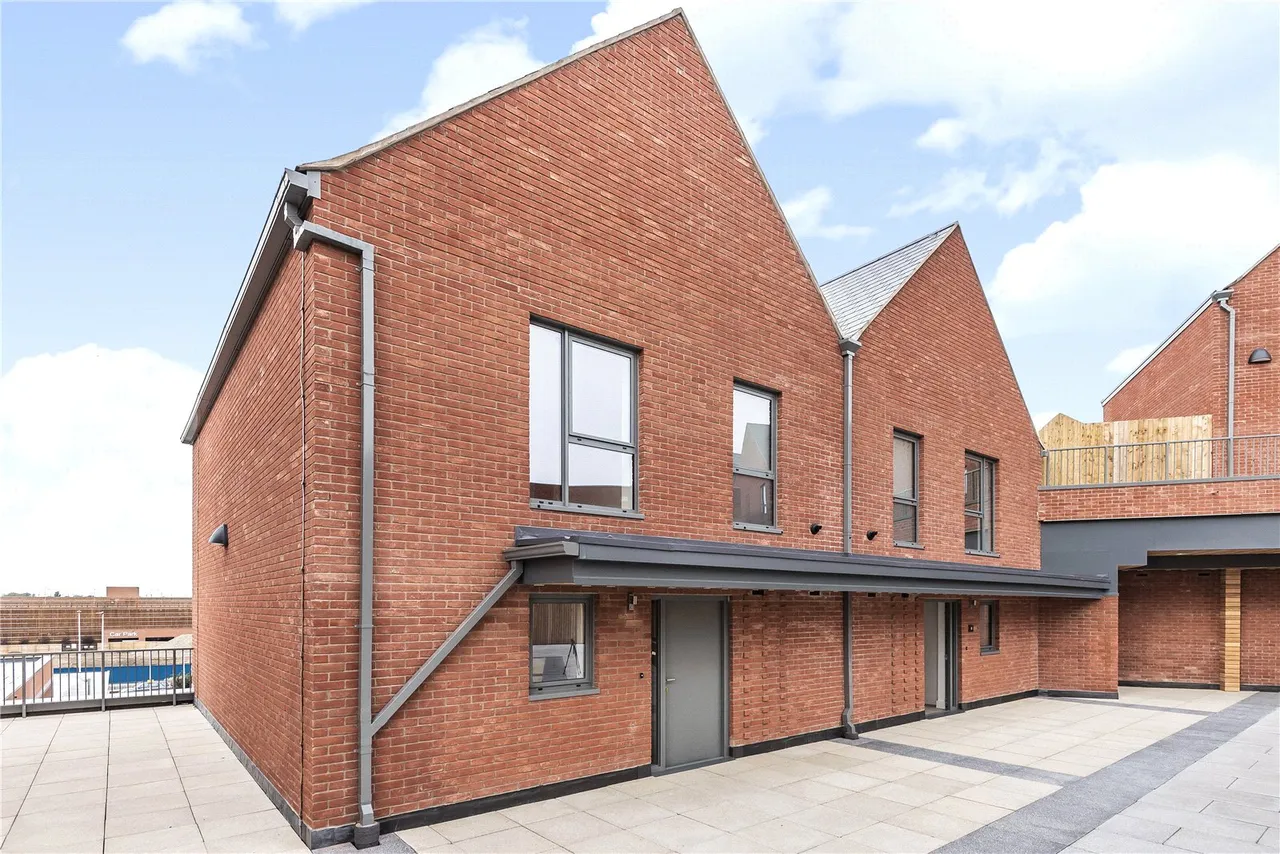 3 bed flat for sale — Elms Walk, Wokingham, RG40 2EZ