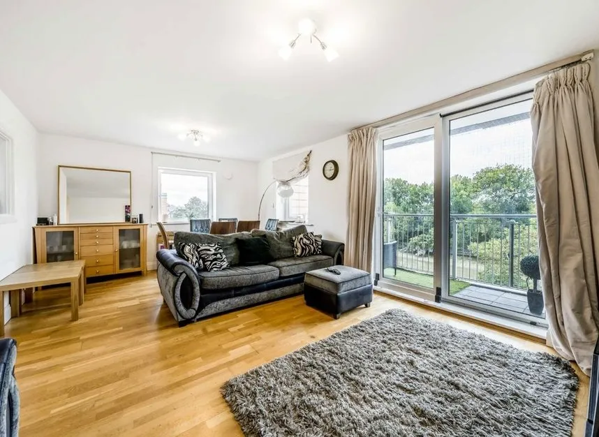 Holland Gardens, Brentford, TW8, photo 2