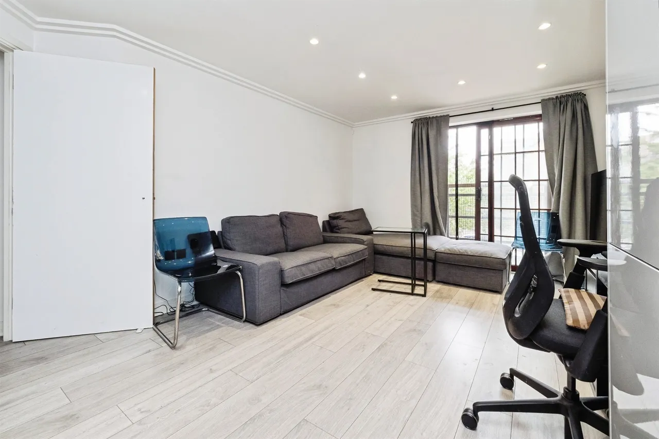 2 bed flat for sale, Abbey Road, Barking, IG11