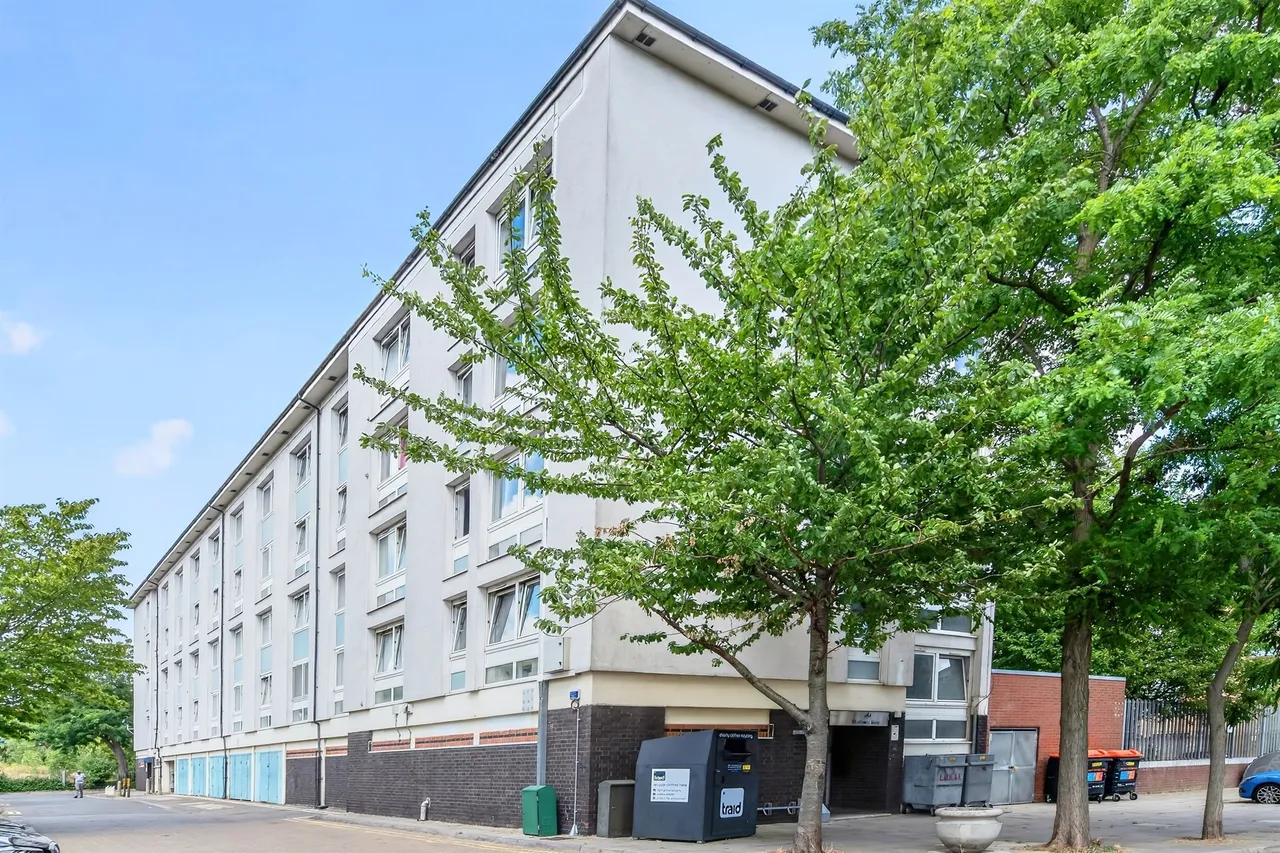 2 bed flat for sale — Queensdale Crescent, London