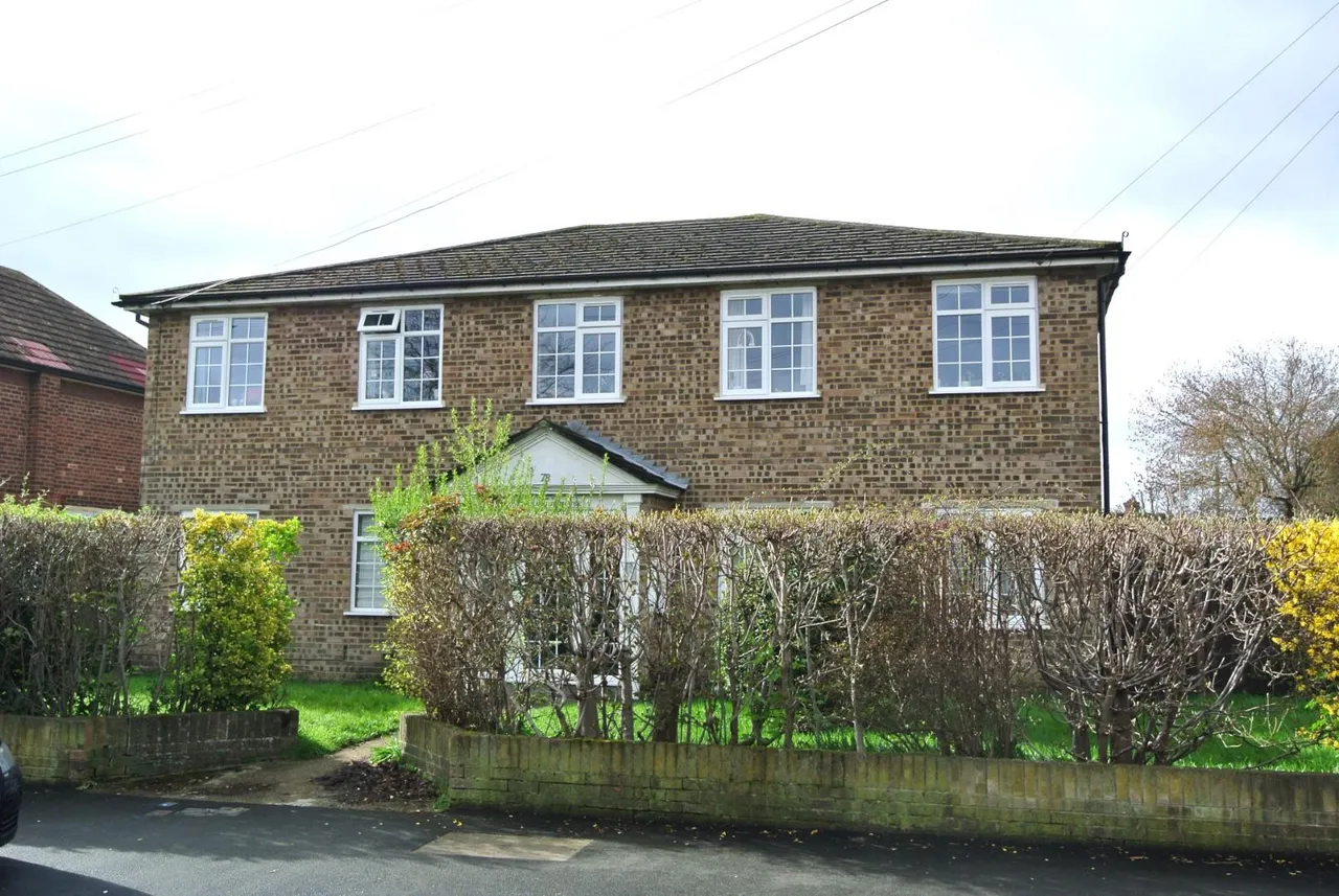 2 bed flat for sale — Connaught House, 78 Station Crescent, Ashford, TW15 3HG
