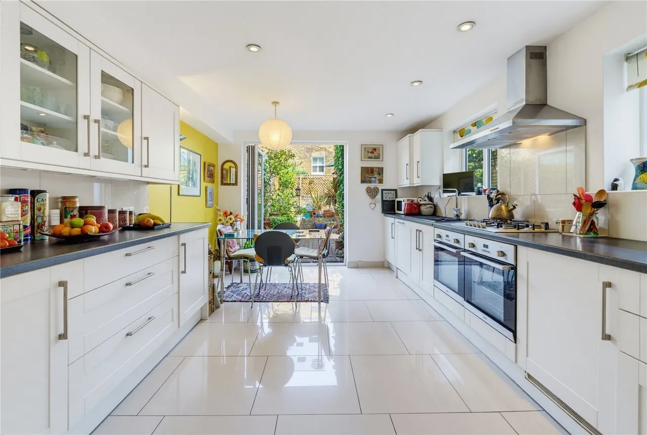Broomwood Road, London, SW11, photo 2