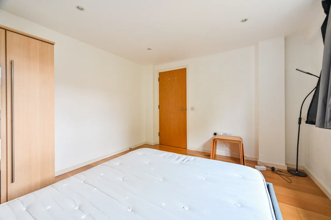 27 Peacock Place, London, photo 3