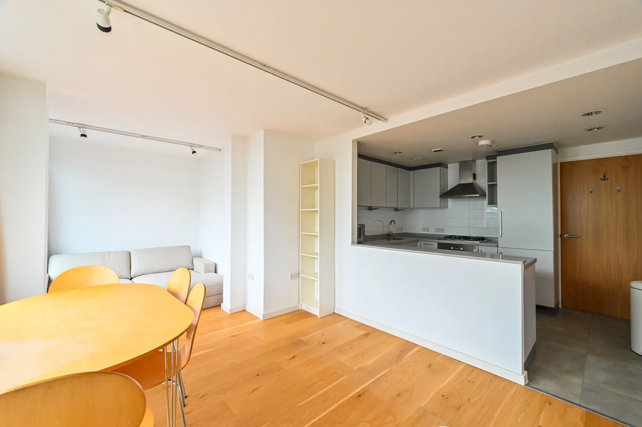 27 Peacock Place, London, photo 4