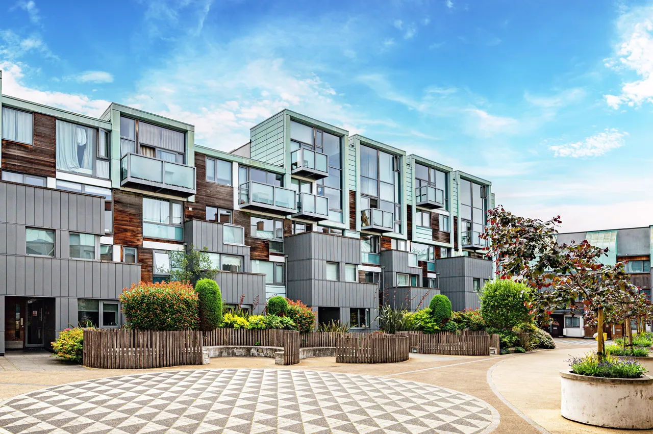 2 bed flat for sale — 27 Peacock Place, London