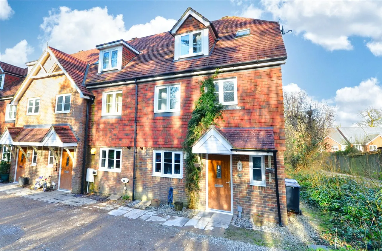 4 bed house for sale, Maple Dell, Lower Dene, RH19