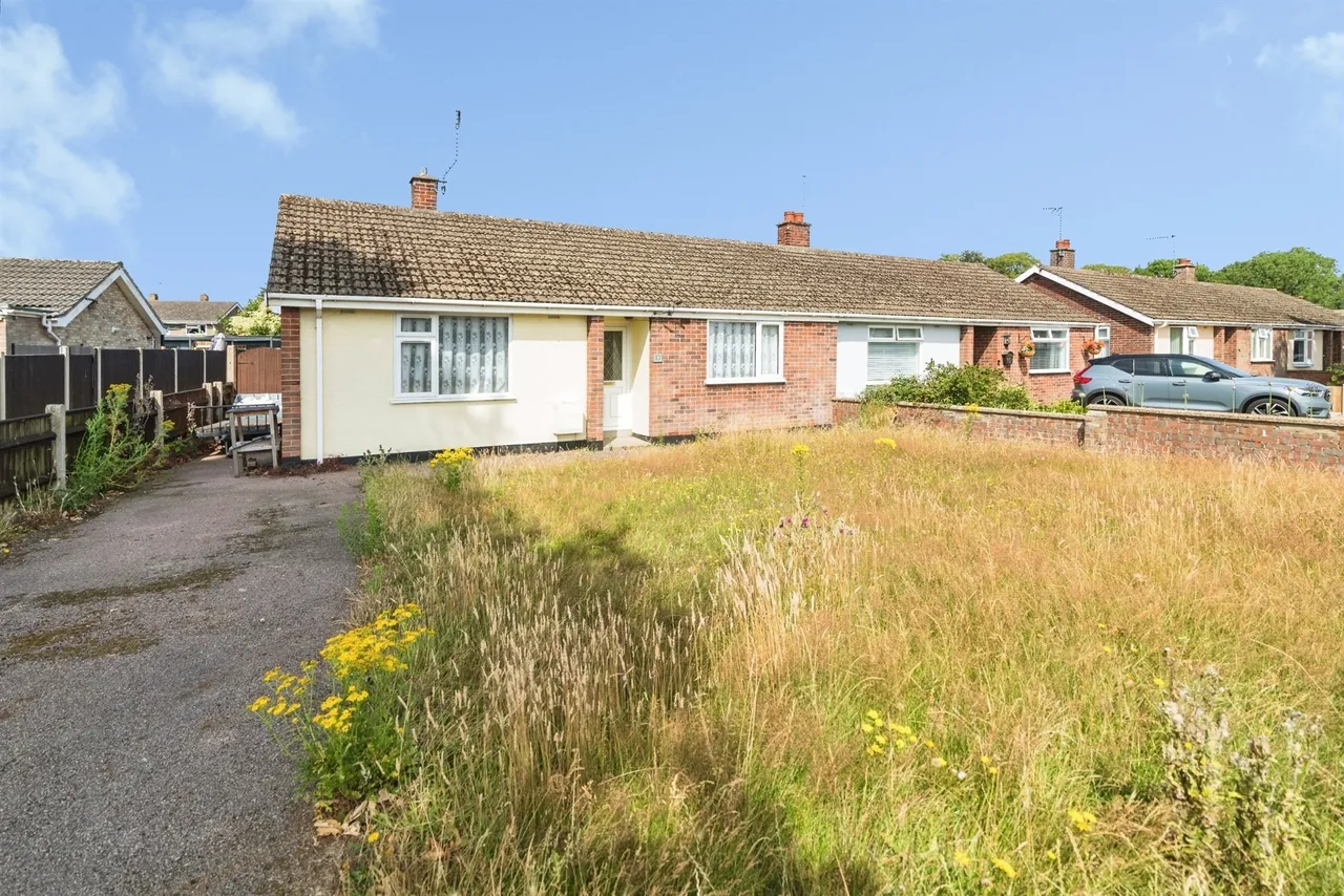 2 bed house for sale — Pound Farm Drive, Lowestoft