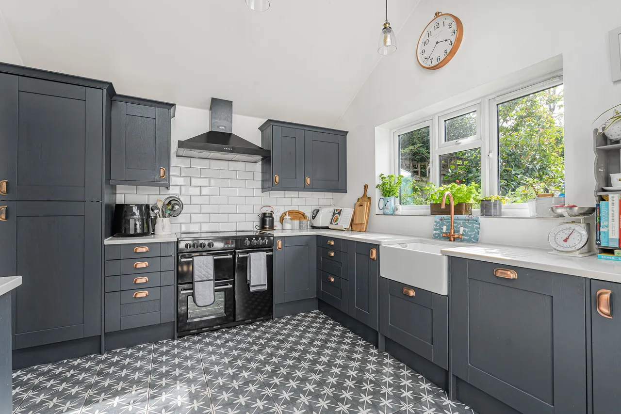 The Street, Hascombe, GU8, photo 17