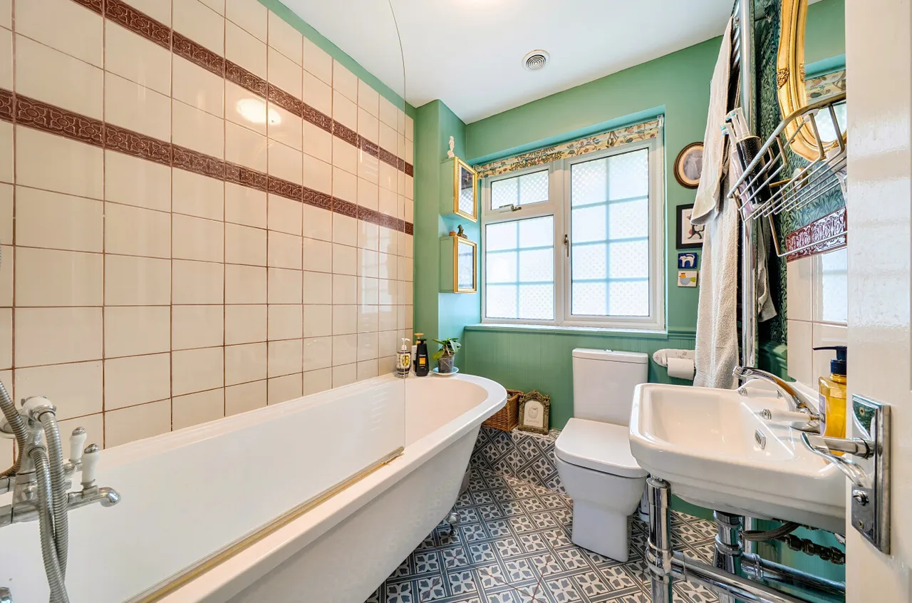 The Crescent, Romsey, SO51, photo 6
