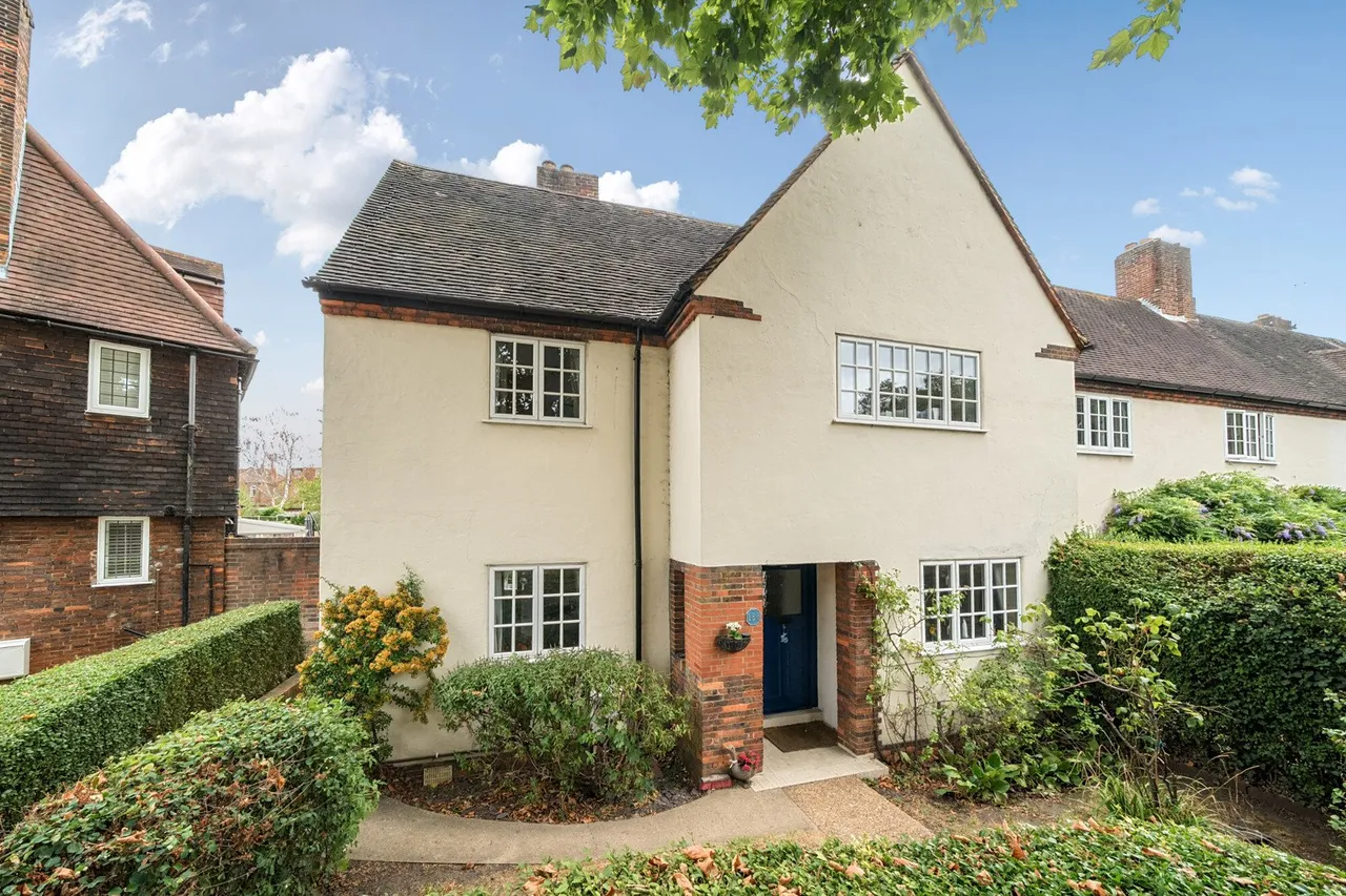 3 bed house for sale — Well Hall Road, SE9