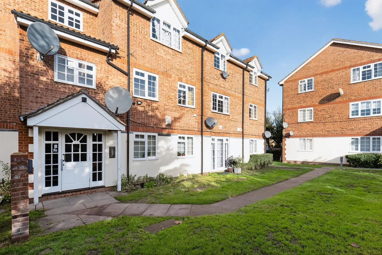 2 bed flat for sale — Wilkins Close, Mitcham