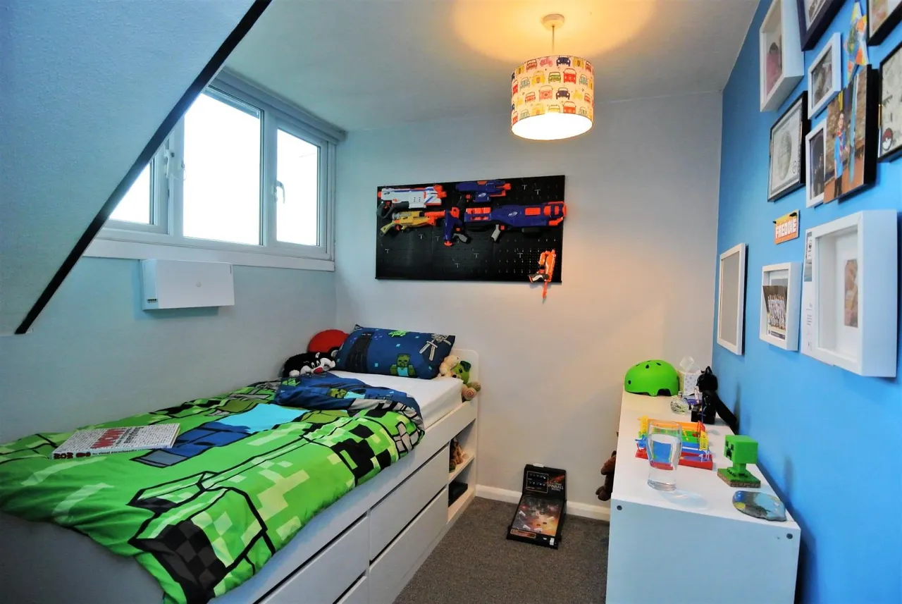 Lindsay Close, Stanwell, Staines-Upon-Thames, London, TW19 7LF, photo 9