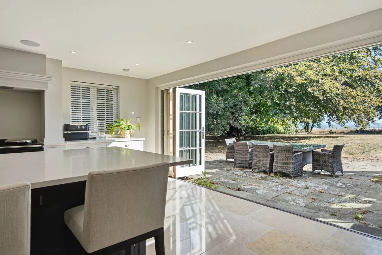 Oving Road, Whitchurch, photo 2