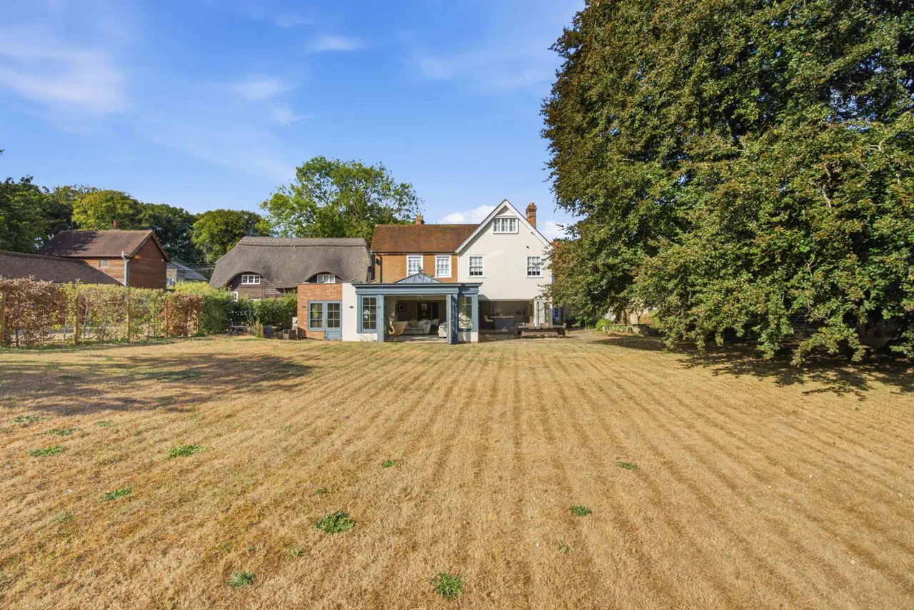 7 bed house for sale, Oving Road, Whitchurch
