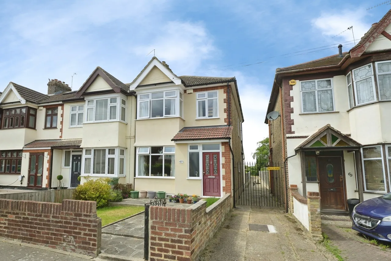 3 bed house for sale — Cross Road, Mawneys, Romford, RM7