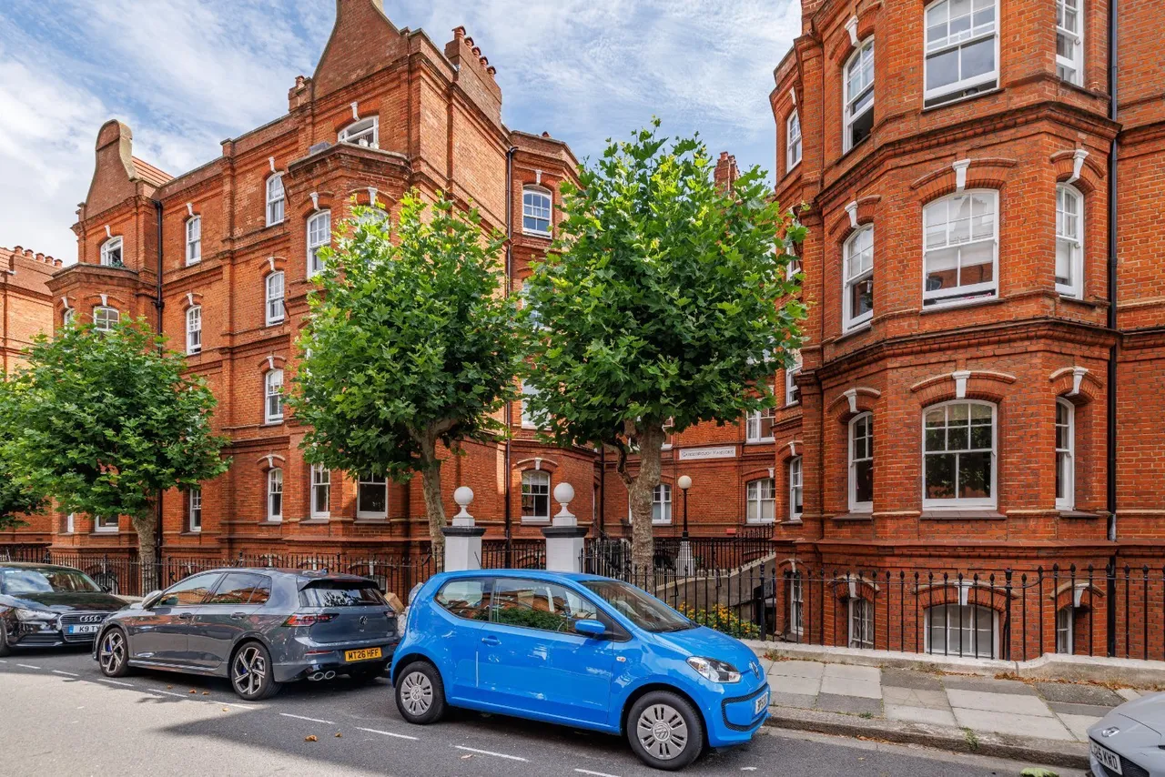 2 bed flat for sale, Queen's Club Gardens, London, W14