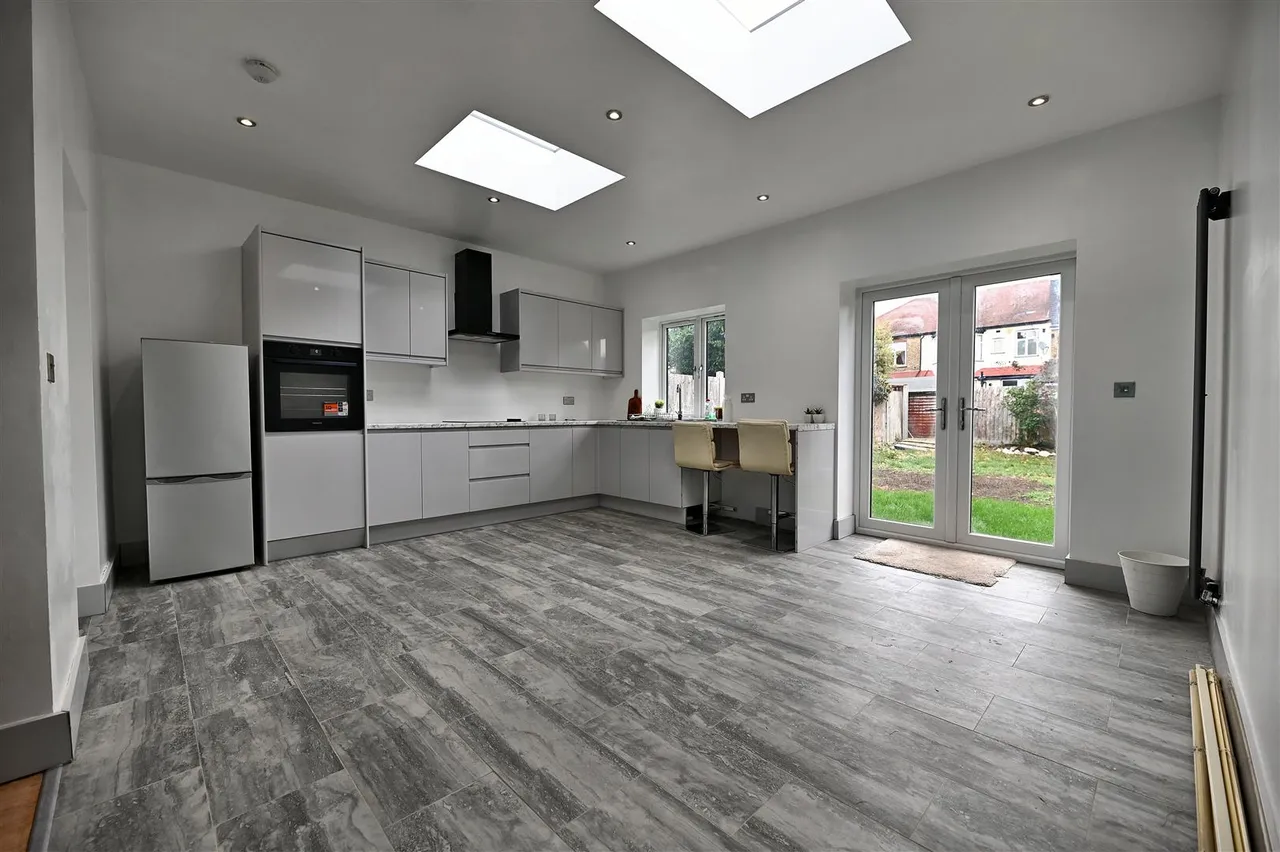 Bute Road, Barkingside, Essex, Ilford, IG61AF, photo 2