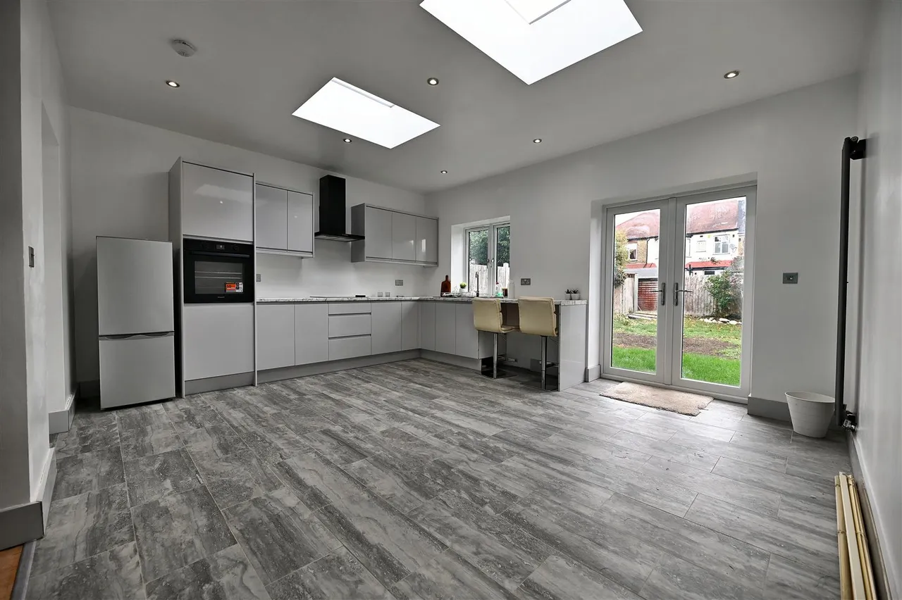 Bute Road, Barkingside, Essex, Ilford, IG61AF, photo 3