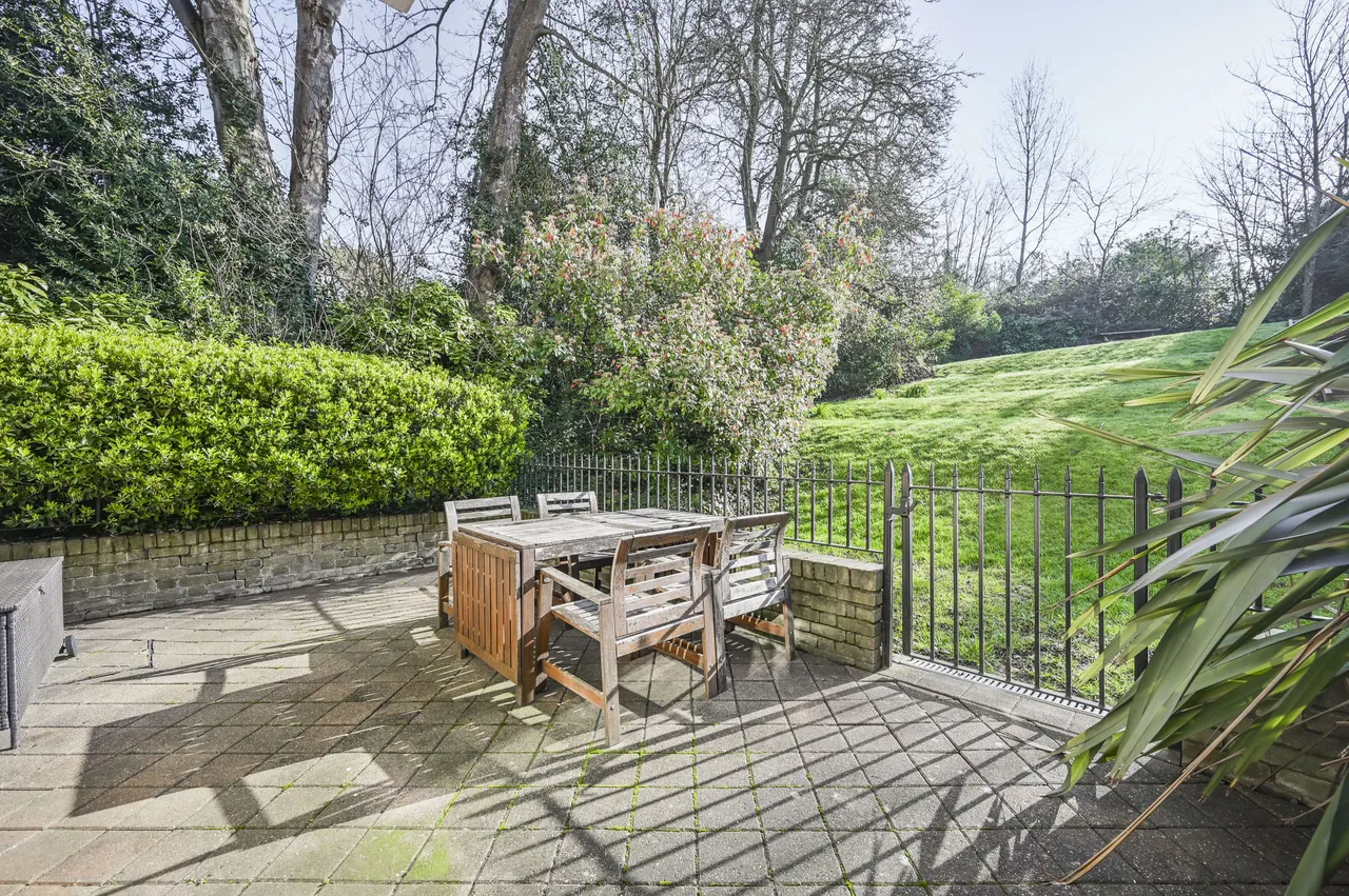 2 Standard Apartments, Crescent Road, London, photo 3
