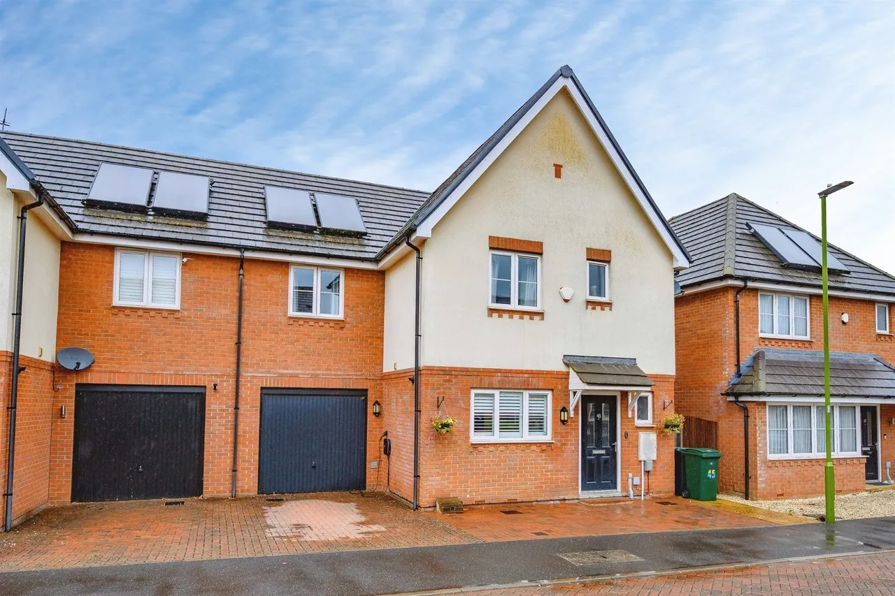 4 bed house for sale — Burbridge Road, Leavesden, Watford