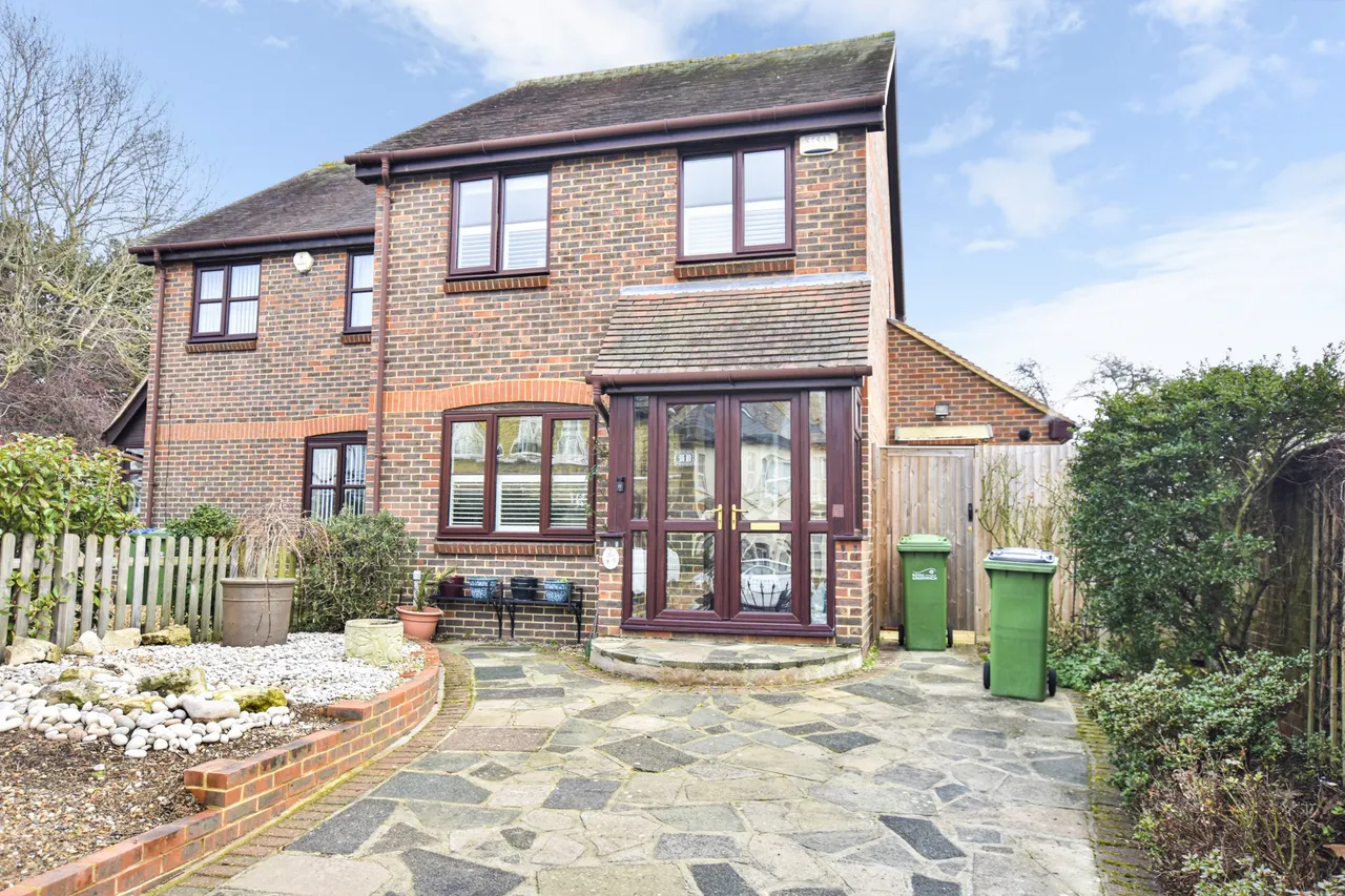 3 bed house for sale — Southend Crescent, Eltham, SE9 2SD
