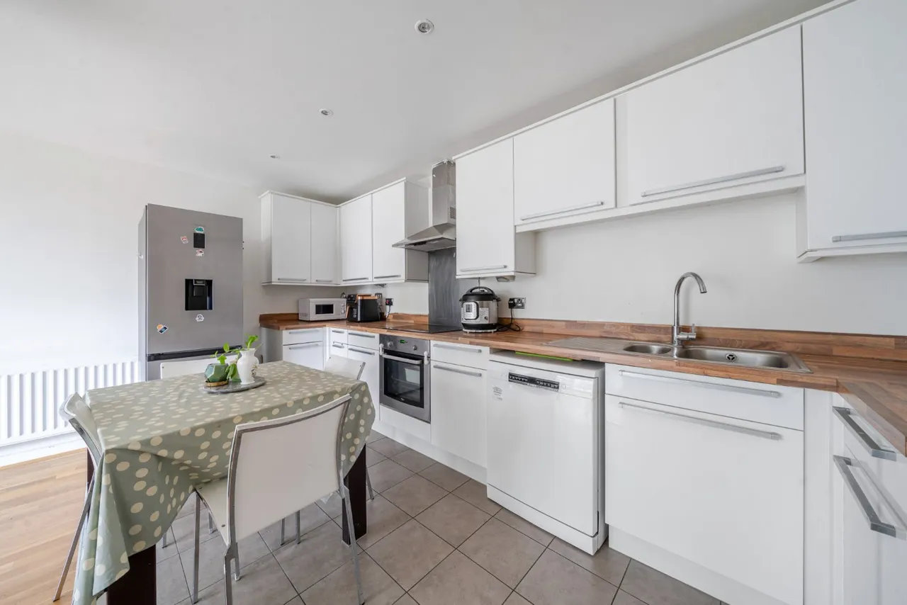 Ealing Road, Brentford, TW8, photo 2