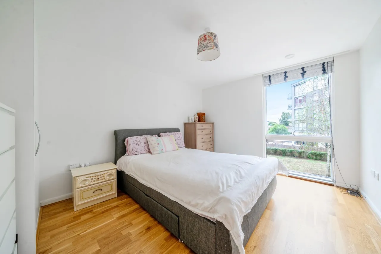 Ealing Road, Brentford, TW8, photo 3