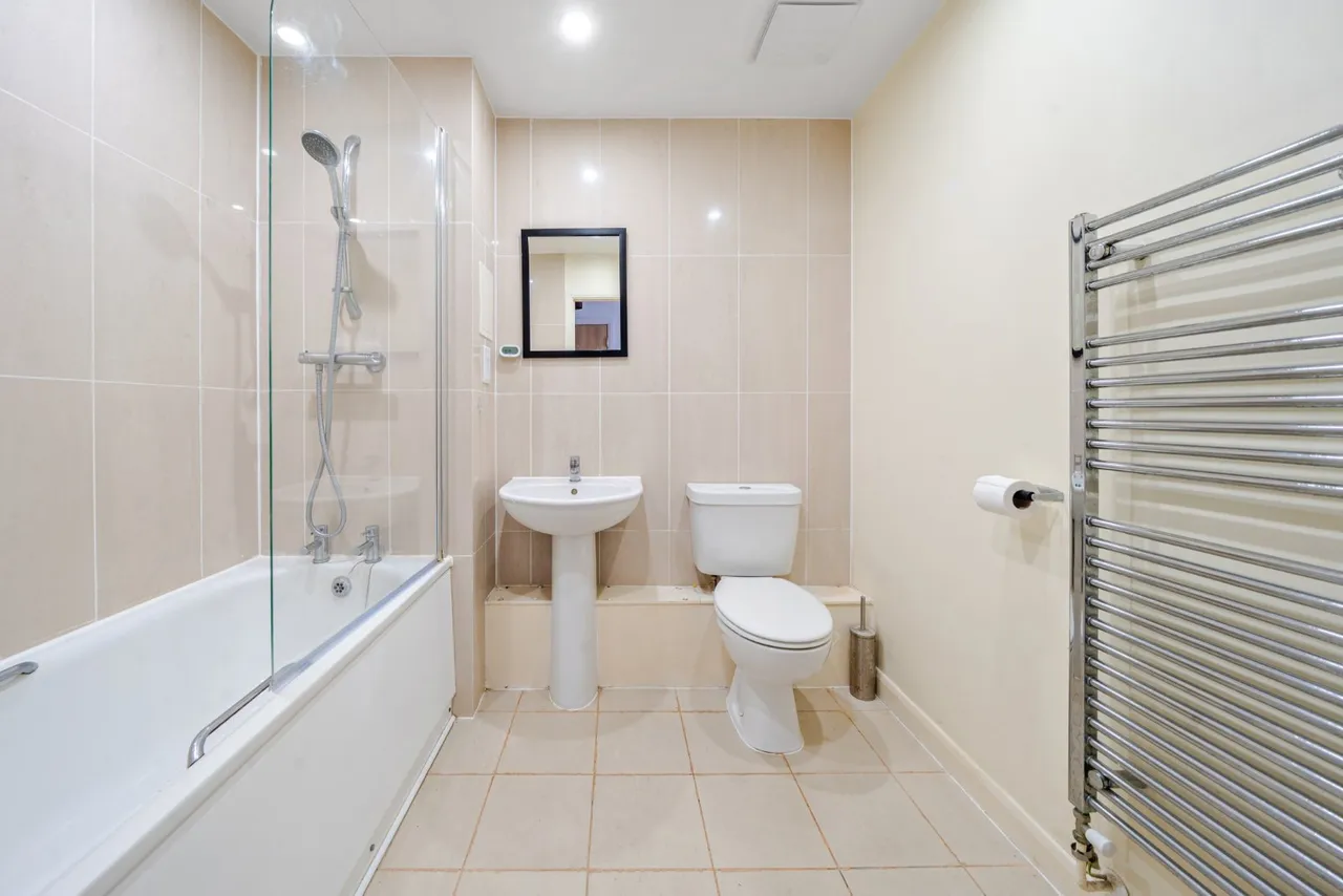 Ealing Road, Brentford, TW8, photo 4