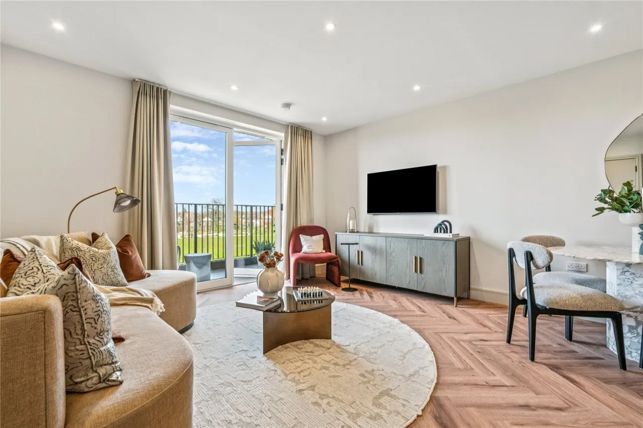2 bed flat for sale, London Square, Bicknell Way, SW17