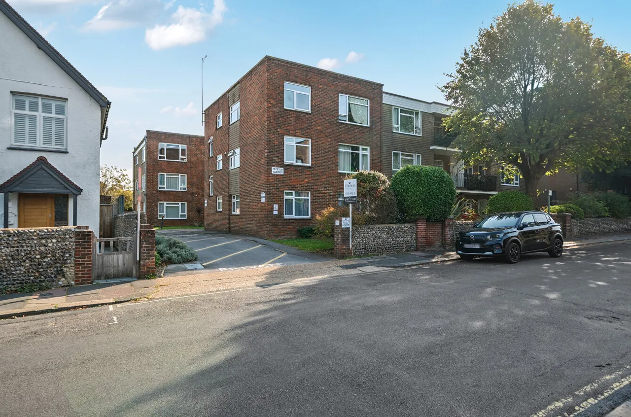 2 bed flat for sale, Clifton Gardens, Worthing, BN11